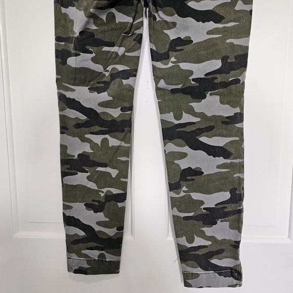 KUT From The Cloth Reese Camo Ankle Straight Leg Ankle Zip Pant Size 0 - Picture 10 of 17